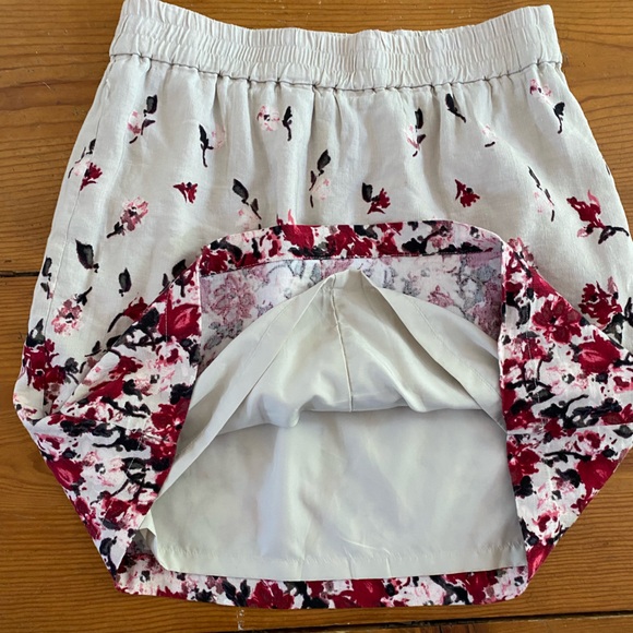 LOFT Red and Cream Floral Mini Skirt size small with pockets - Picture 5 of 5